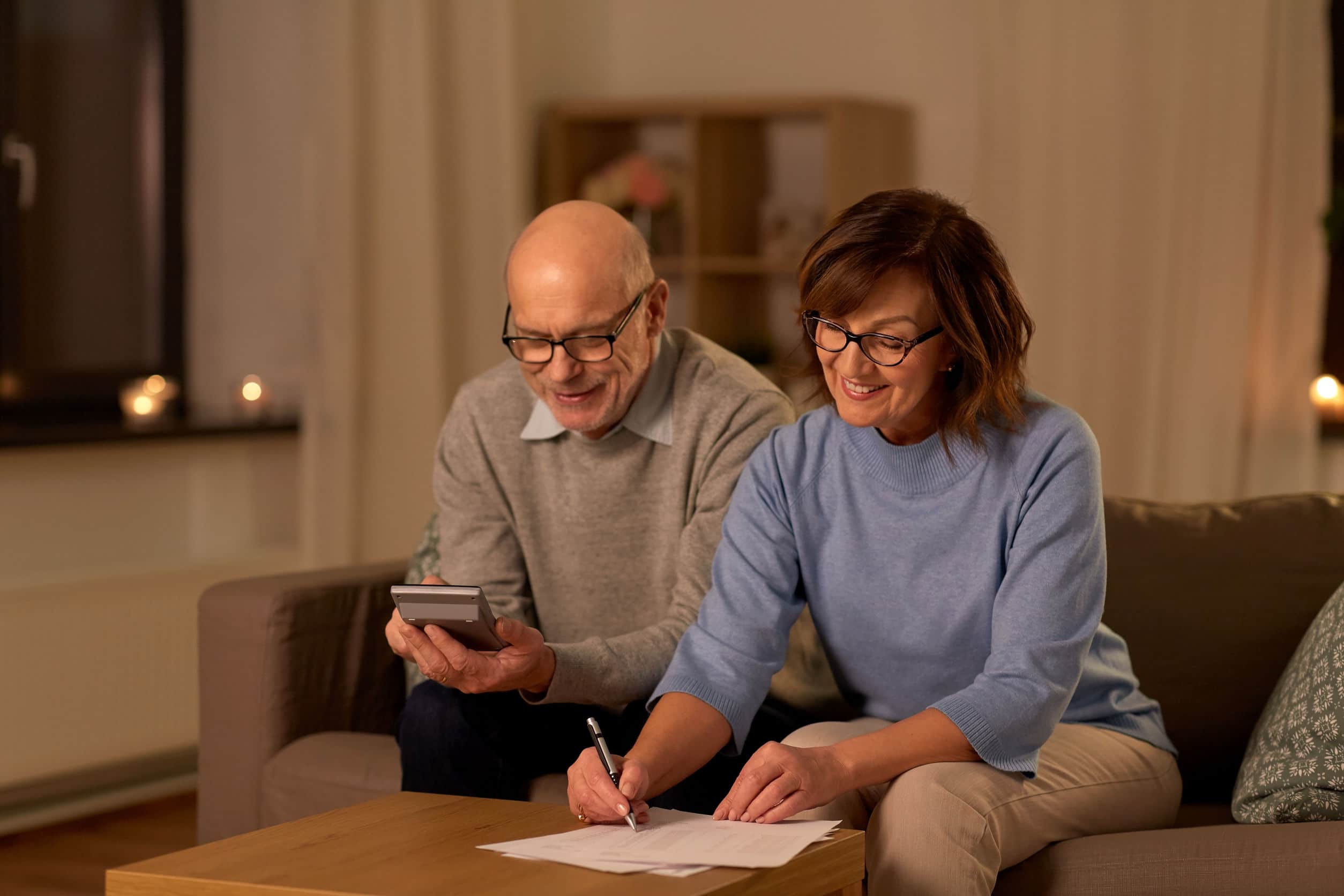 Show old couple calculating their social security benefits